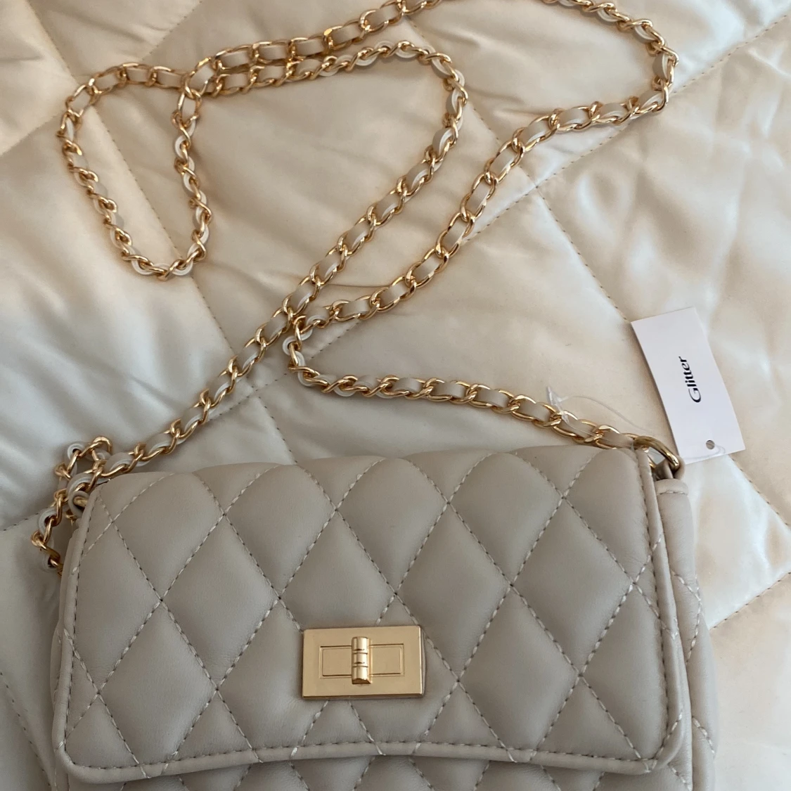 Beige quiltad axelväska med guldkedja - 4
