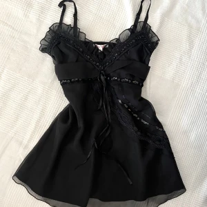 Fest topp - Svart linne med paljeter och volanger! Storlek S💕