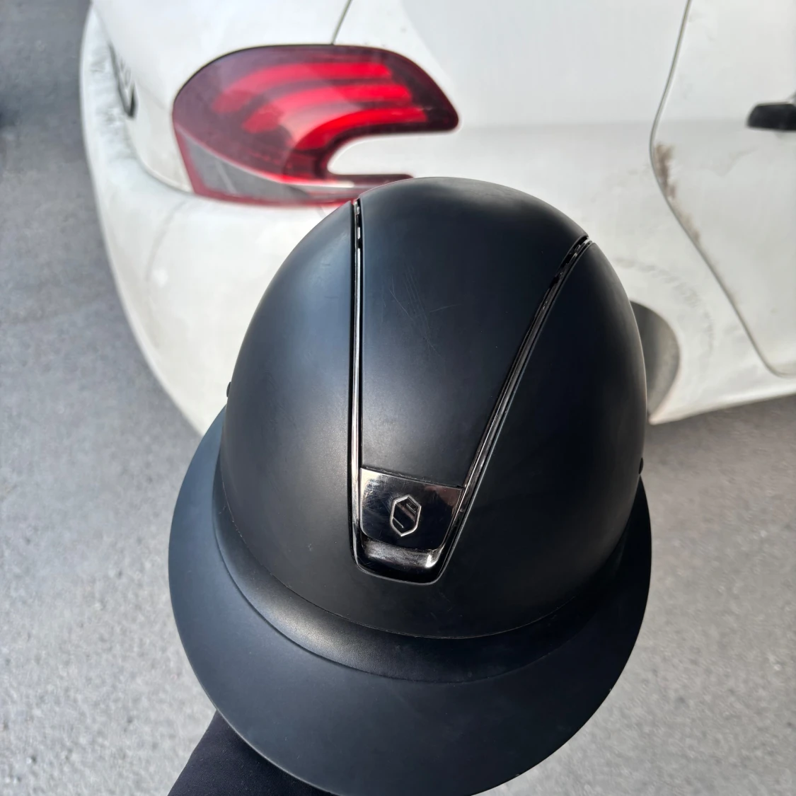 Svart ridhjälm från Samshield - 2