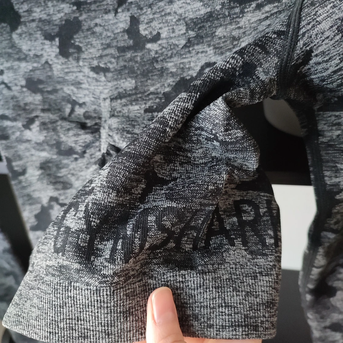 Svart sporttopp från Gymshark i storlek S - 3