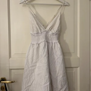 Vit sommarklänning  - Säljer en luftig vit klänning använd 5 gånger max