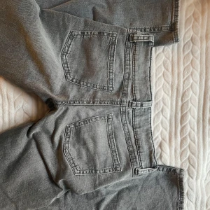 lågmidjade jeans - Snygga grå jeans med knappgylf och är perfekta för en avslappnad stil. De är tillverkade i ett slitstarkt material som ger en bekväm känsla hela dagen. låg midja o bootcut! 💞