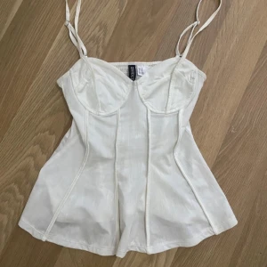 Vit korsett-topp  - Vit korsett topp från hm i strl xs!💓banden är justerbara🫶🏻🥰