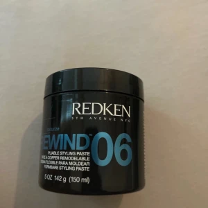 Redken Rewind 06 Styling Paste - Redken Rewind 06 är en formbar stylingpaste som ger medium kontroll. Perfekt för att vrida, forma och texturera håret. Innehåller 150 ml och är idealisk för att skapa flexibla frisyrer med en naturlig finish. Priset kan diskuteras