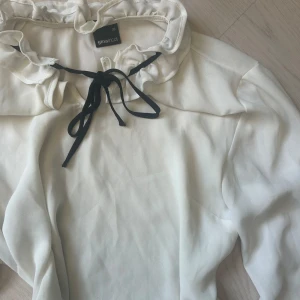 Blus💗 - Supersöt blus med svarta detaljer💗Man kan ändra kragen med hjälp av bandet beroende på hur man vill ha den! Superluftigt och härligt material som passar perfekt till sommaren!!