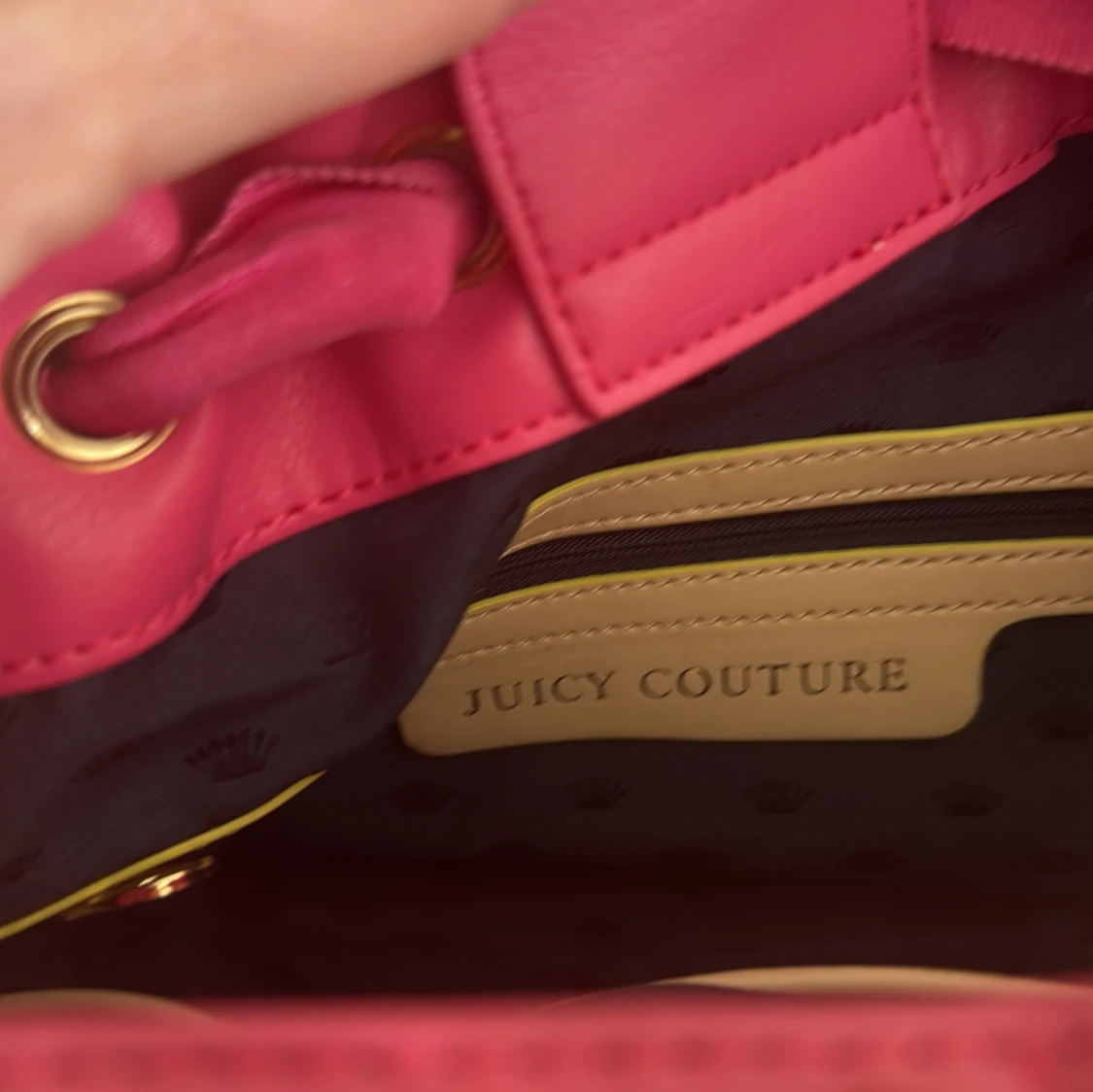 Rosa axelväska med nitar och tofs - 4