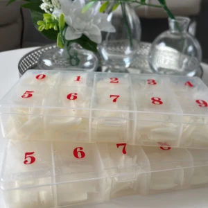 Nagel tippar - Praktiskt set med vita lösnaglar i olika storlekar, perfekt för att skapa en snygg manikyr hemma. Naglarna kommer i en organiserad plastlåda med numrerade fack för enkel sortering och användning. En är oöppnad och en är öppnad, en ny innehåller 500 st, så ca 850-900 naglar totalt. Båda för 55kr❤️ pris går att diskutera🥰