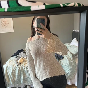 Beige offshoulder tröja - Säljer en snygg beige offshoulder tröja med långa ärmar och en avslappnad passform. Perfekt för en stilren och bekväm look. Passar bra till både jeans och kjol.❤️