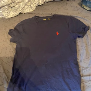 Ralph lauren  - T shirt från Ralph Lauren i storlek S skicket är i nyskick. Skön att ha inför sommaren 