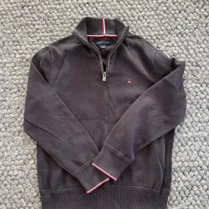 Tommy Hilfiger Half Zip - Nice Hilfiger tröja, står storlek M, men passar XS-S. Passar dig bäst som är ca 165-170. ✅. Inga hål eller skador.
