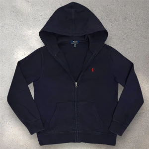 Ralph lauren zip tröja - Säljer en marinblå zip tröja från Ralph Lauren. Den är L barnstolek men skulle säga att den sitter som xs/s. Personen på bilden är 180 cm lång och väger 60 kg. Skriv vid frågor!