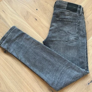 Jack & Jones jeans - Säljer dessa snygga grå jeans från Jack & Jones i modellen Slim/Glenn och storleken 29/32. Skick  8/10. De har en slim passform och är i ett superstrech material. Orginal pris - 900kr Vårat pris - 269kr. Priset är ej hugget i sten! Skriv vid minsta lilla fundering!🙌