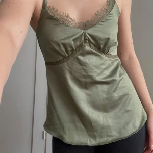 Grön satin topp - Fina spets detaljer och justerbara axelband, dubbeltyg så kan användas utan bh.