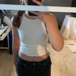 Vit ribbad linnetopp - Säljer nu min jättefina topp då jag har en liknande som används mer. Den är ribbad och cremevit. Passar jättebra nu till sommaren som vardagstopp men funkar bra till fest med. Lika fin med kjol som jeans