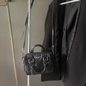 Zadig väska - Funderar på att sälja min zadig väska i den minsta storleken. Väskan har missfärgats/ rostat på en del ställen. Dustbag finns.
