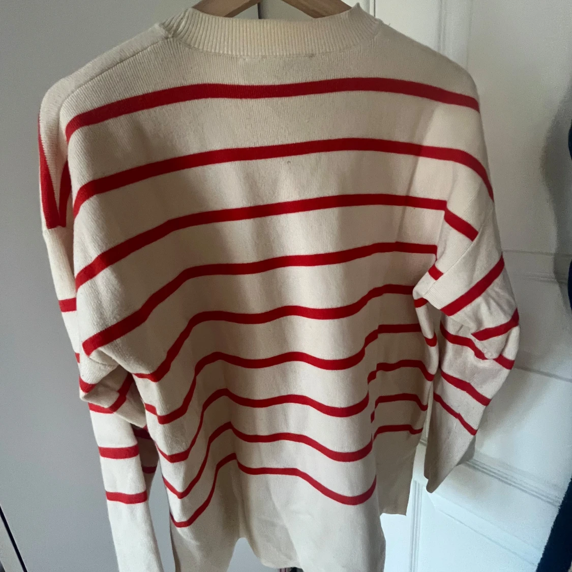 Randig tröja i rött och vitt - 1