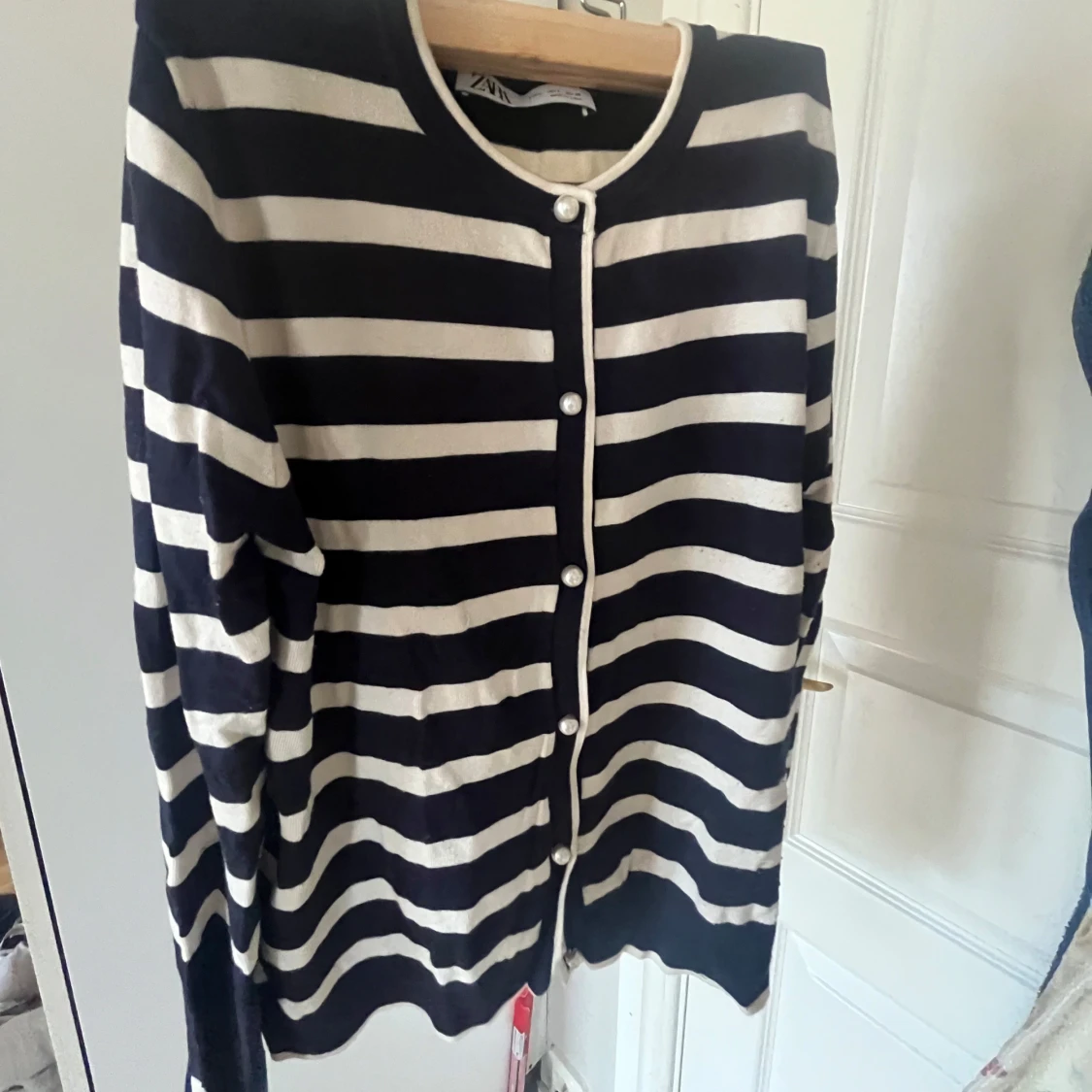 Randig kofta med knappar