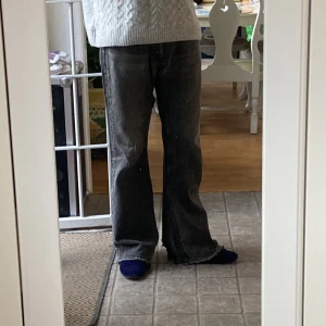 Svart Gråa jeans från Acne Studios - Storlek w32 L33 jag är 173cm och hade passas personer som är några cm längre än mig. Säljer ett par grå jeans från Acne Studios med en cool, sliten look. Byxorna har en bootcut-stil och är tillverkade i denim. Perfekta för en avslappnad stil.