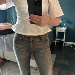 Levis Jeans - Snygga gråa jeans från Levis, bootcut nedtill🩷 strl W31/L32, passar mig som har 36 i byxor 