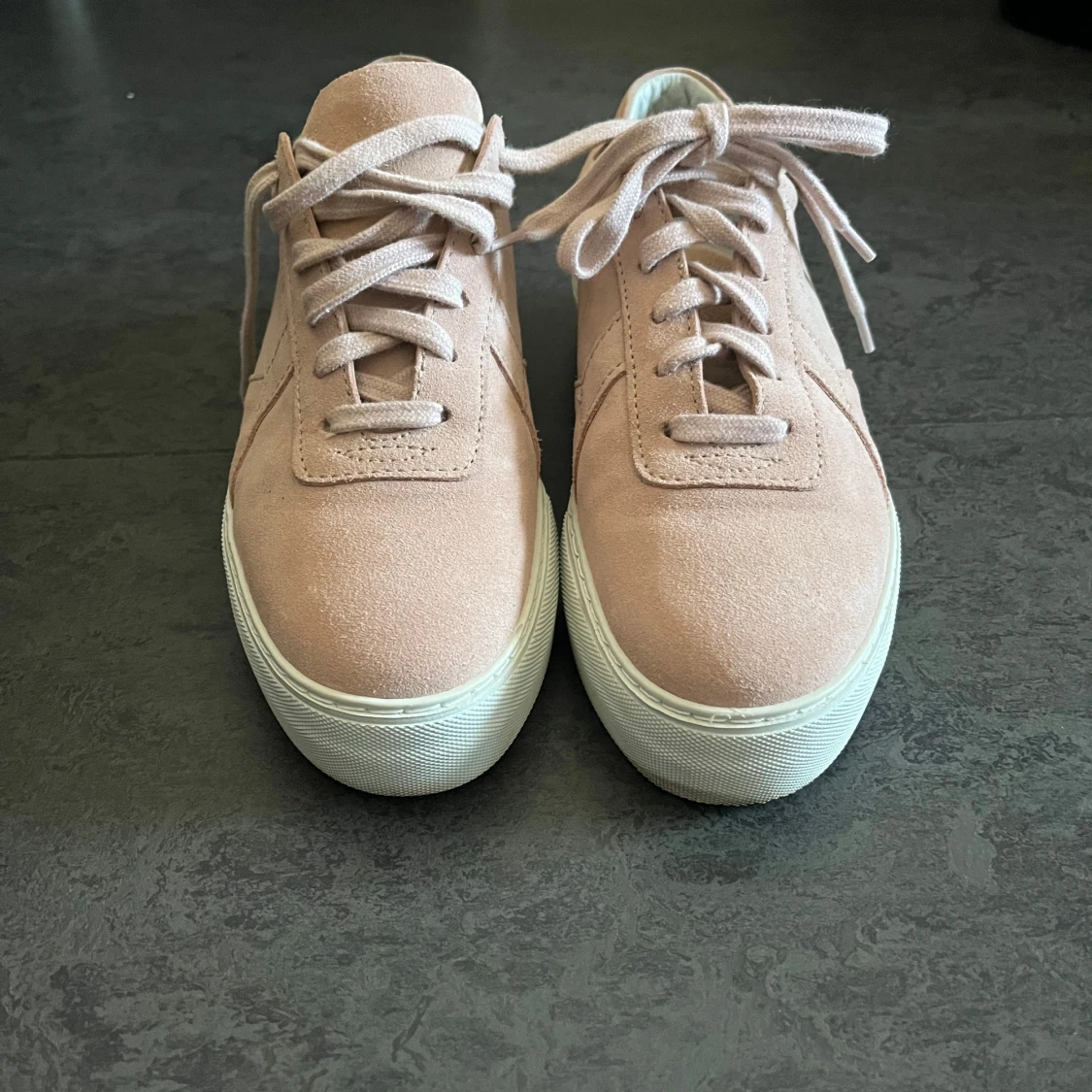 rosa sneakers från Axel Arigato