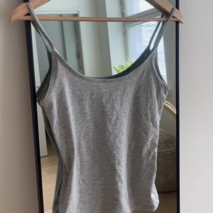 grå topp S - grå topp S från gina tricot, perfekt för sommaren 