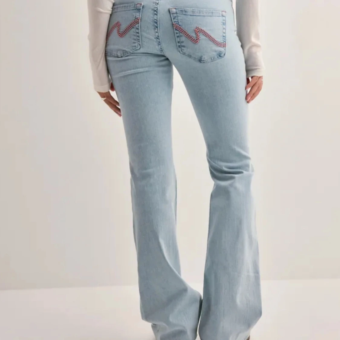 Ljusblå bootcut jeans med broderade fickor - 1