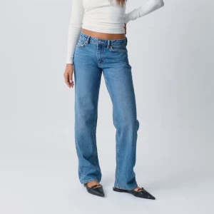 Blå jeans med låg midja - Snygga blå jeans som tyvärr blivit för små. Är i nyskick och säljer för 300kr ordinarie pris är 500kr. Pris kan alltid diskuteras men du står för frakt och jag tar inte ansvar för postens slarv 💖