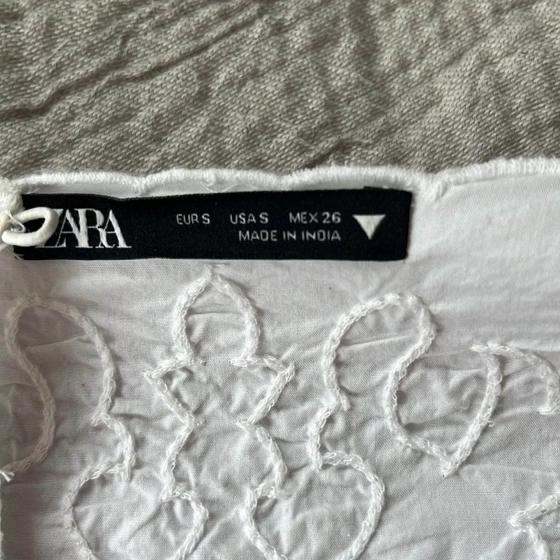 Vit klänning med spetsdetaljer - 2