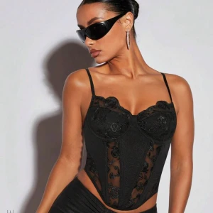 Topp  - Svart korsett topp med band som går att ljustera. Jättefina detaljer 🖤🖤