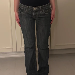 Mörkblå jeans med detaljer - Snygga mörkblå low waist jeans. Jeansen är i rak modell och sitter som en smäck. storlek 30, passar xs-s. Byxorna är avklippta för att passa någon som är ca 160cm lång. De har även ett hål på knät som ger en snygg detalj (syns på högra knät på första bilden). Hör av er vid frågor eller funderingar❤️