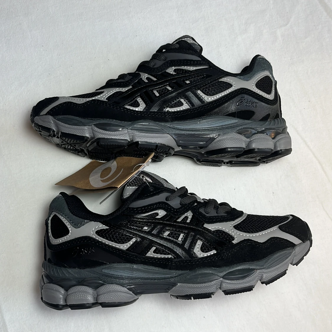 Svarta och grå sneakers från Asics - 1