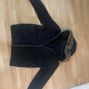 Svart hoodie med fuskpäls - Säljer denna feta zipup hoodie. Den passar mig perfekt som är 1,84 lång. Den är 61 cm lång och 56 cm bred. Rekommenderar starkt, fråga via pm