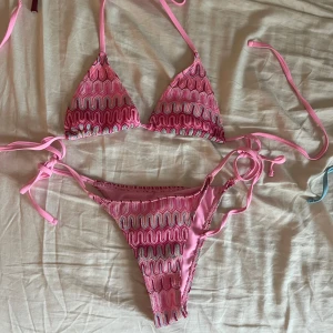 Rosa bikini - Jätte jättefint mönster men tyvärr var bikinin åt för liten redan när jag fick hem den. Använde den lite förra sommaren men nu får jag ge mig 🙈🩷💜🩷💜 säljer en till i blå!