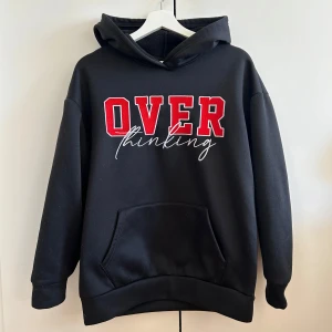 Hoodie - Hoodie med snyggt tryck på. Strl S. Använd fåtal gånger, i nyskick. Tryck gärna på ”köp nu”.