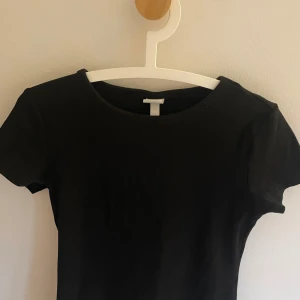 Tight ribbad tröja - Tight ribbad tröja från HM som passar storlek S/M. Passar till allt och är skön att ha på sig. 