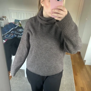 Brun stickad tröja H&M polo - Brun stickad tröja från h&m med polohals. Skönt och mjukt tyg! Kommer tyvärr inte till användning. Köpt för runt 400 för några år sen, inte använd så mycket, så i fint skick! Buda gärna ☺️