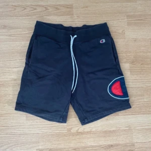 Svarta Champion Mjukis shorts - Säljer dessa då de inte längre används.  Pris går att diskuteras.