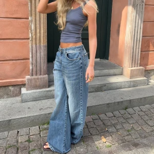 Blåa lågmidjade vida jeans  - Såååå snygga lågmidjade vida jeans i en jättefin blå färg, helt nya och oanvända med prislappen kvar då de tyvärr var för små för mig och hann inte lämna tillbaks dom!!🩵passar mindre storlek ocksåå 