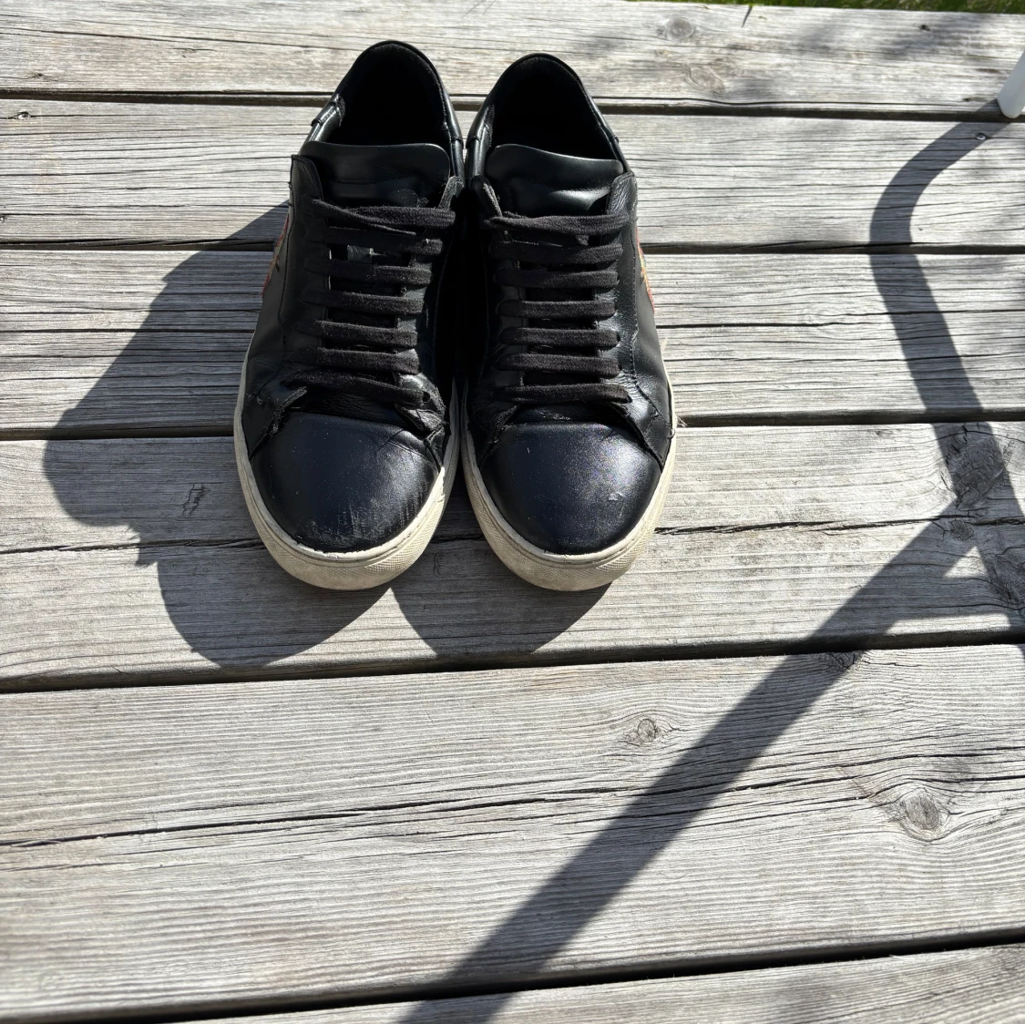 Svarta sneakers med fågelmotiv från Axel Arigato - 4