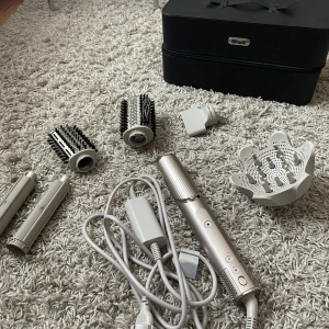 5-in-1 Shark Flexstyle - 5 different replacement heads and storage box. The device also has a cold setting. Original price around 3 303,30 SEK