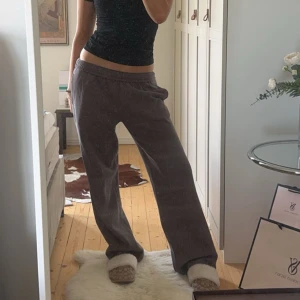 Grå mjukisbyxor  - 🇸🇪Mysiga grå mjukisbyxor med resår i midjan och raka ben. Perfekta för en avslappnad stil och sköna att bära hemma eller ute. Byxorna har en klassisk look och är lätta att matcha med olika toppar.🇫🇮Brandy Melville verkkarit.
