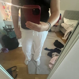 Vita linnebyxor  - Säljer ett par vita linnebyxor med elastisk midja. Byxorna har en avslappnad passform och sidfickor samt en bakficka. Perfekta för varma dagar och ger en chill vibe till outfiten. Skicka dm för köp 