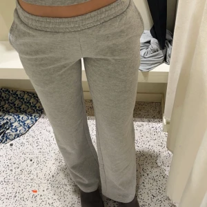 bikbok low waist mjukisbyxor - lågmidjade mjukisbyxor från bikbok i storlek xs💕de är i jättefint skick, säljer för jag inte använder dem så ofta❣️