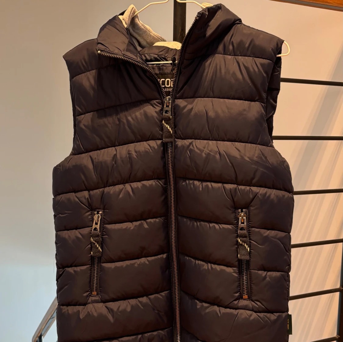 Mörkblå dunväst från INDICODE - 1