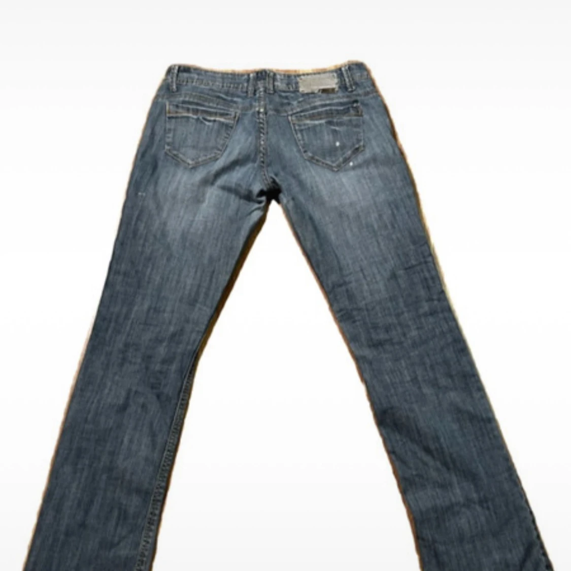 Lågmidjade bootcut jeans med metallbricka - 1