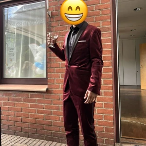  Smoaking kostym i mocka - Exklusiv Smokingkostym i Vinröd & Svart Mocka – Strl 46  Pris 999kr ,Sätt en ny standard för stil med denna unika smokingkostym i lyxigt mockamaterial. Kombinationen av djup vinröd och svart färg ger en sofistikerad look som verkligen sticker ut – perfekt för galan, festen eller en kväll där du vill imponera. 	•	Storlek: 46 	•	Färg: Vinröd & Svart 	•	Material: Äkta mocka – mjuk, exklusiv känsla 	•	Skräddarsydd look med perfekt passform 	•	One of a kind – du lär inte hitta en likadan!