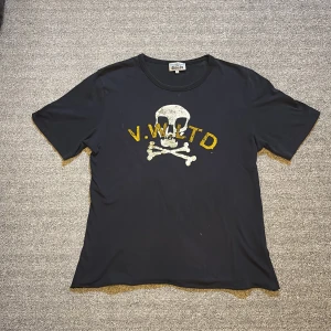 Blå t-shirt med döskalle från Vivienne Westwood - Köpt på plick, passar som S/M och är cropped