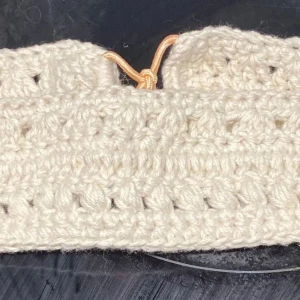 Virkad hårband - Handgjort, virkat hårband i en ljus, neutral färg 52x5 cm med resår.  Katter finns i hemmet