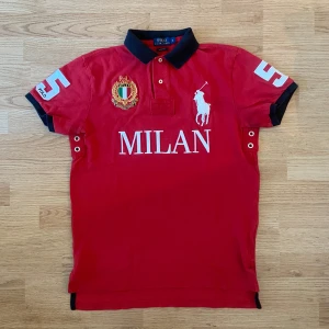 Ralph Lauren Milan Polo / Pike - !skicka bud för snabb affär! Tvärfet Ralph lauren Milan pike, storlek M i bra skick men mini hål där baks vilket märks knappt. Mått:61längd 51.5bredd under armarna. 