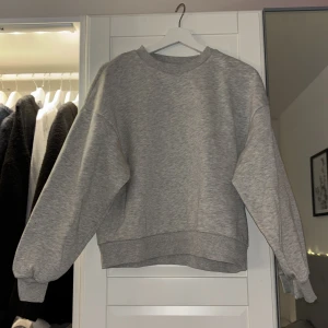 Grå sweatshirt från Gina Tricot - basic grå sweatshirt från Gina Tricot i storlek s